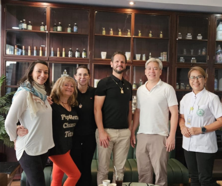 Marlène, Véronique et Laurent en Thaïlande, en pleine formation de massage traditionnel thaïlandais, entourée de paysages sereins et de culture locale.