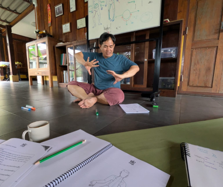 Le professeur Suryan Punyafoo, en massage traditionnel thaïlandais