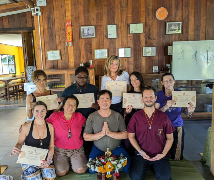 Marlène, en pleine formation de massage traditionnel thaïlandais, entourée de paysages sereins et de culture locale.