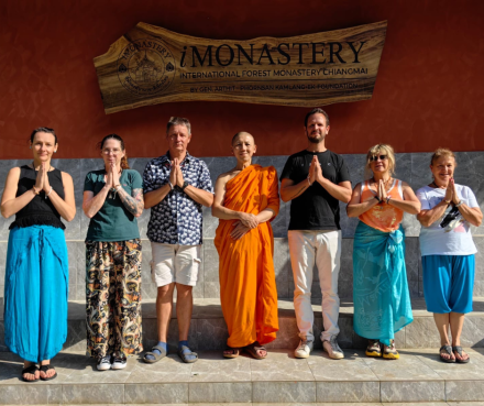 Marlène, Véronique et Laurent en Thaïlande, en pleine formation de massage traditionnel thaïlandais, entourée de paysages sereins et de culture locale.